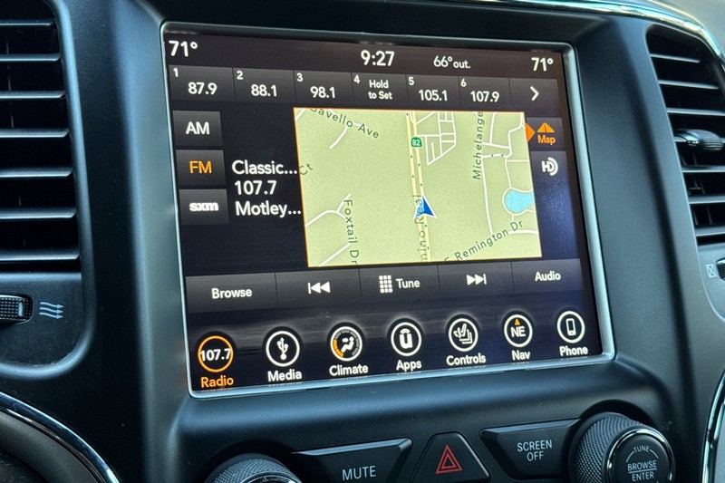 Jeep Grand Cherokee Vehicle Full-screen Gallery Image 19