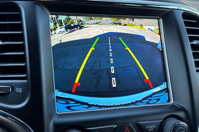 Jeep Grand Cherokee Vehicle Full-screen Gallery Image 21