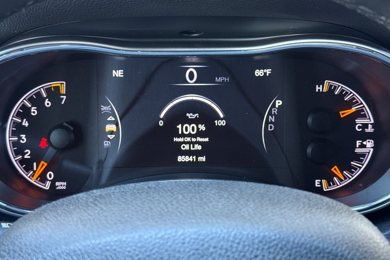 Jeep Grand Cherokee Vehicle Full-screen Gallery Image 25