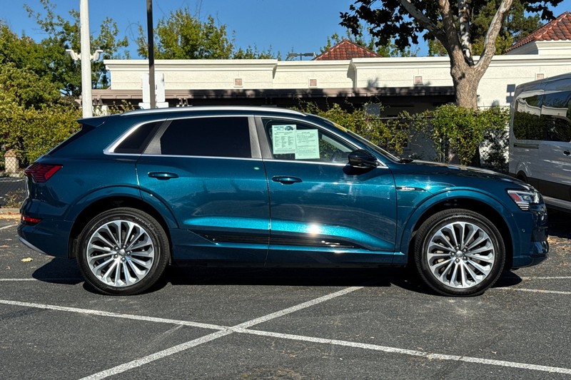 Audi e-tron Vehicle Full-screen Gallery Image 03