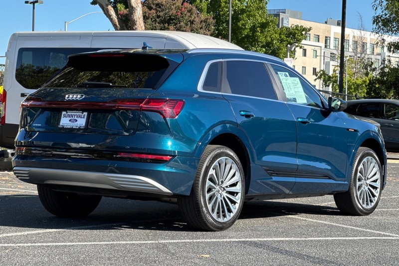 Audi e-tron Vehicle Full-screen Gallery Image 04