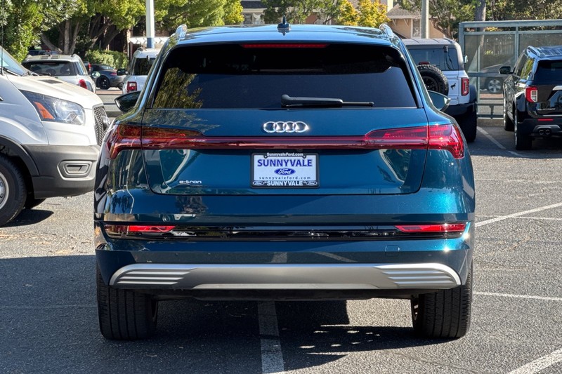Audi e-tron Vehicle Full-screen Gallery Image 05