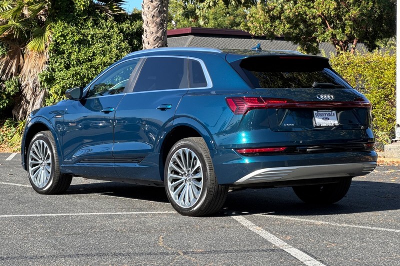 Audi e-tron Vehicle Full-screen Gallery Image 06