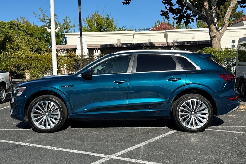 Audi e-tron Vehicle Full-screen Gallery Image 07