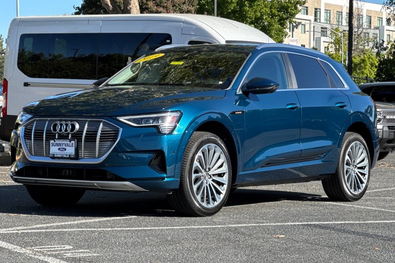 Audi e-tron Vehicle Full-screen Gallery Image 08
