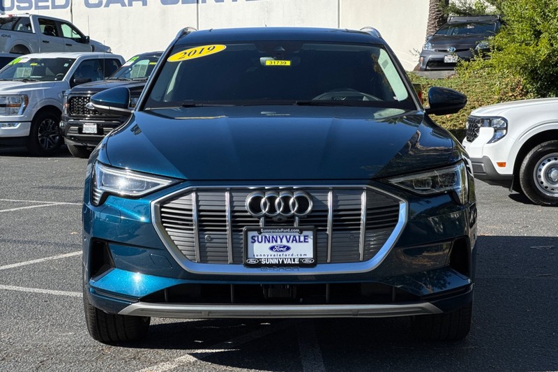 Audi e-tron Vehicle Full-screen Gallery Image 09