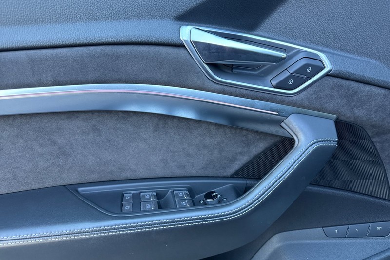 Audi e-tron Vehicle Full-screen Gallery Image 11