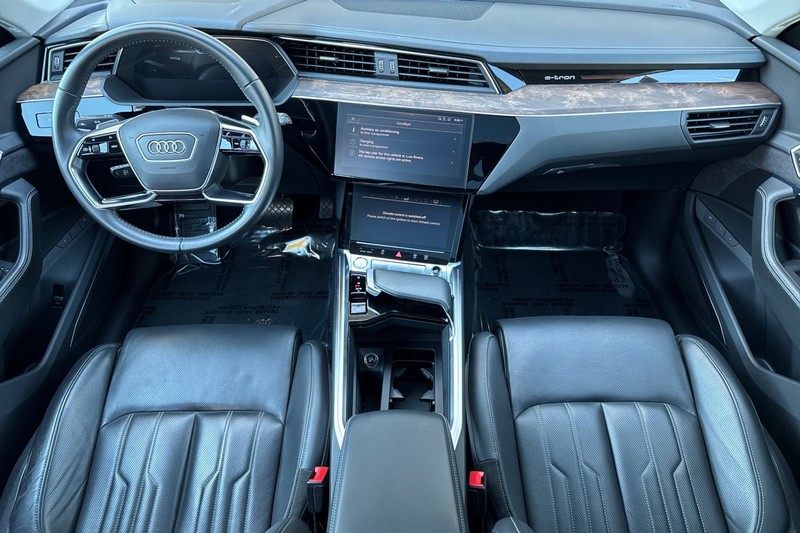 Audi e-tron Vehicle Full-screen Gallery Image 13