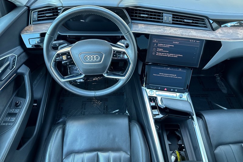 Audi e-tron Vehicle Full-screen Gallery Image 14
