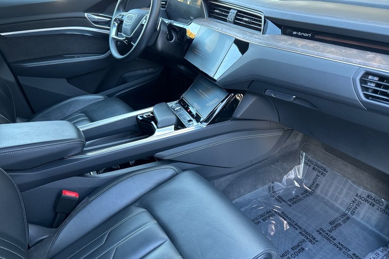 Audi e-tron Vehicle Full-screen Gallery Image 16