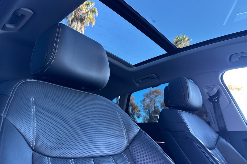 Audi e-tron Vehicle Full-screen Gallery Image 17