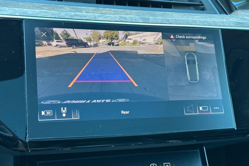 Audi e-tron Vehicle Full-screen Gallery Image 20