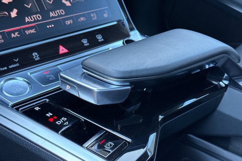 Audi e-tron Vehicle Full-screen Gallery Image 22