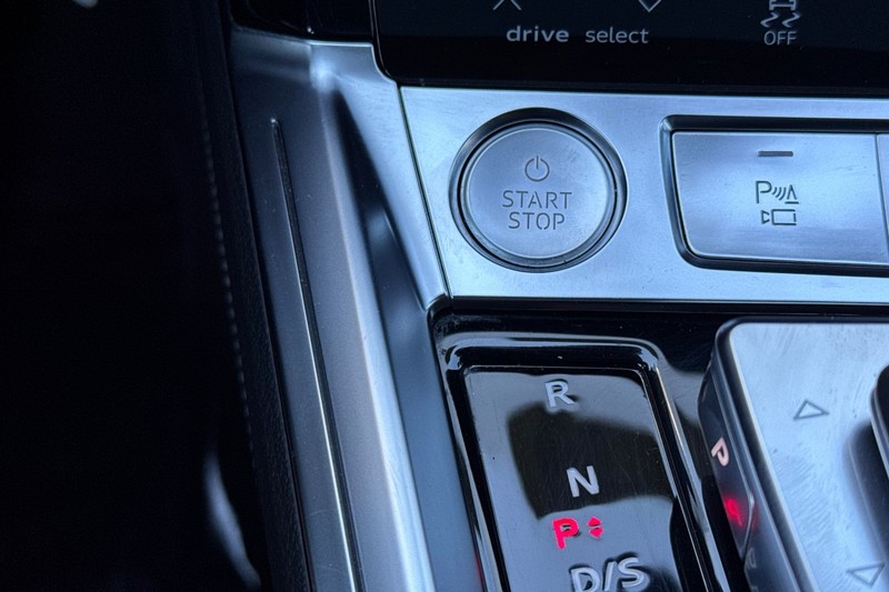 Audi e-tron Vehicle Full-screen Gallery Image 23