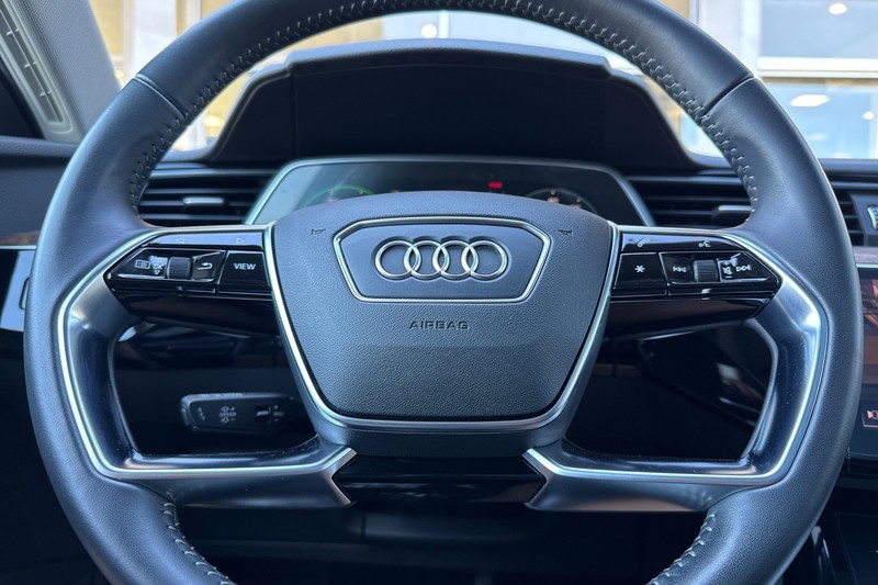 Audi e-tron Vehicle Full-screen Gallery Image 24