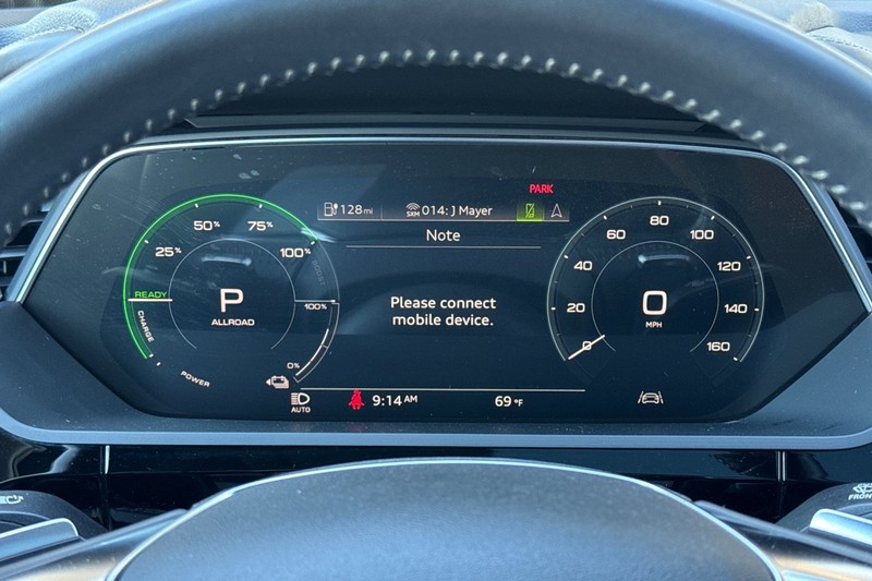 Audi e-tron Vehicle Full-screen Gallery Image 25