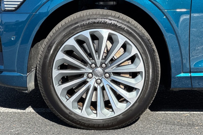Audi e-tron Vehicle Full-screen Gallery Image 27