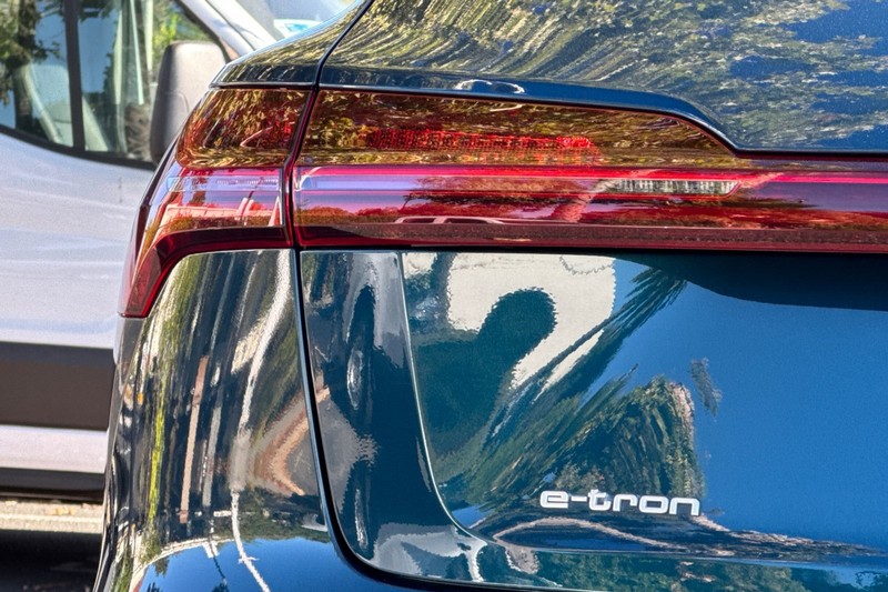 Audi e-tron Vehicle Full-screen Gallery Image 28