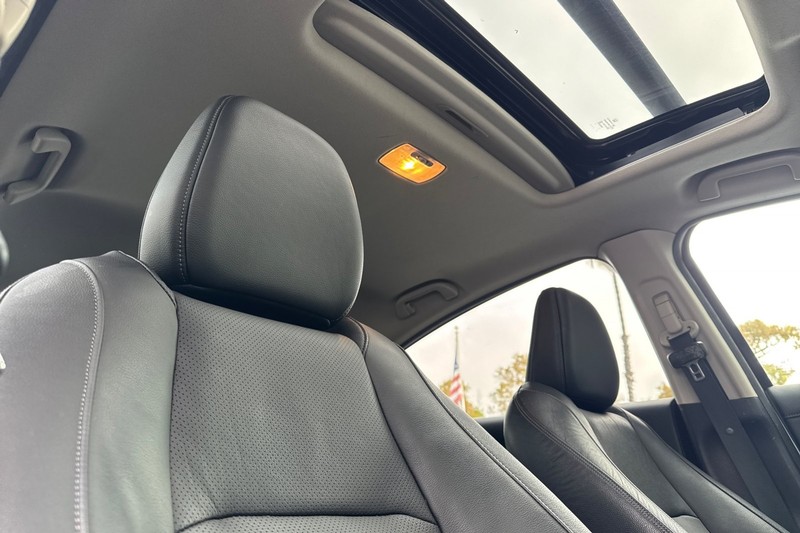 Honda HR-V Vehicle Full-screen Gallery Image 17