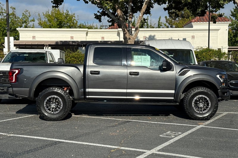 Ford F-150 Vehicle Full-screen Gallery Image 03