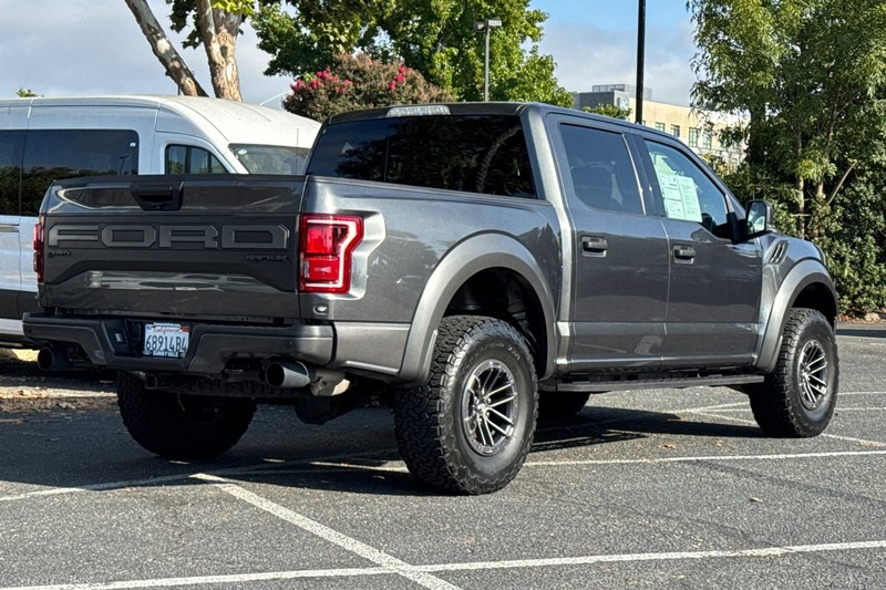 Ford F-150 Vehicle Full-screen Gallery Image 04