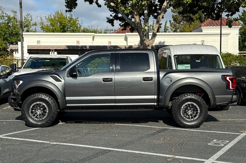 Ford F-150 Vehicle Full-screen Gallery Image 08