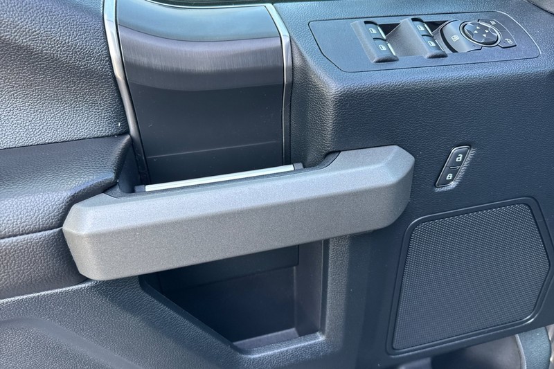 Ford F-150 Vehicle Full-screen Gallery Image 12