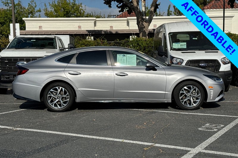 Hyundai Sonata Vehicle Full-screen Gallery Image 03