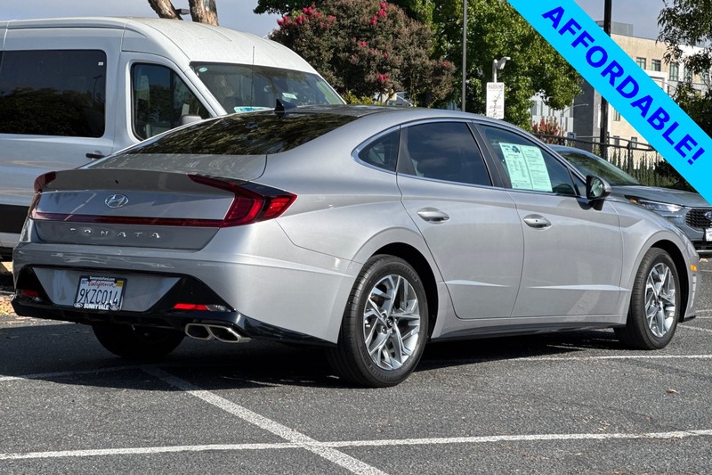 Hyundai Sonata Vehicle Full-screen Gallery Image 04