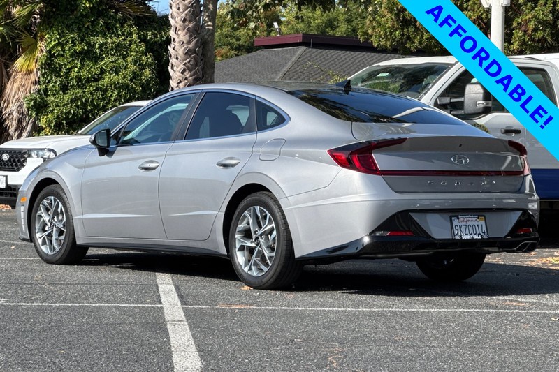 Hyundai Sonata Vehicle Full-screen Gallery Image 06
