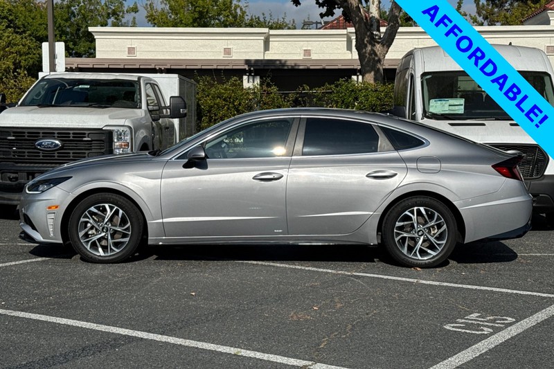 Hyundai Sonata Vehicle Full-screen Gallery Image 07
