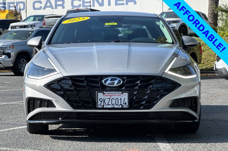 Hyundai Sonata Vehicle Full-screen Gallery Image 09