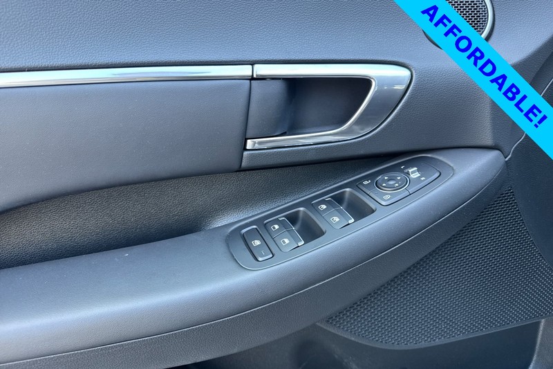 Hyundai Sonata Vehicle Full-screen Gallery Image 11