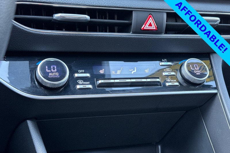 Hyundai Sonata Vehicle Full-screen Gallery Image 20