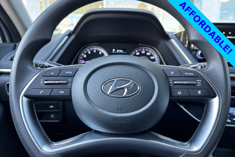 Hyundai Sonata Vehicle Full-screen Gallery Image 23