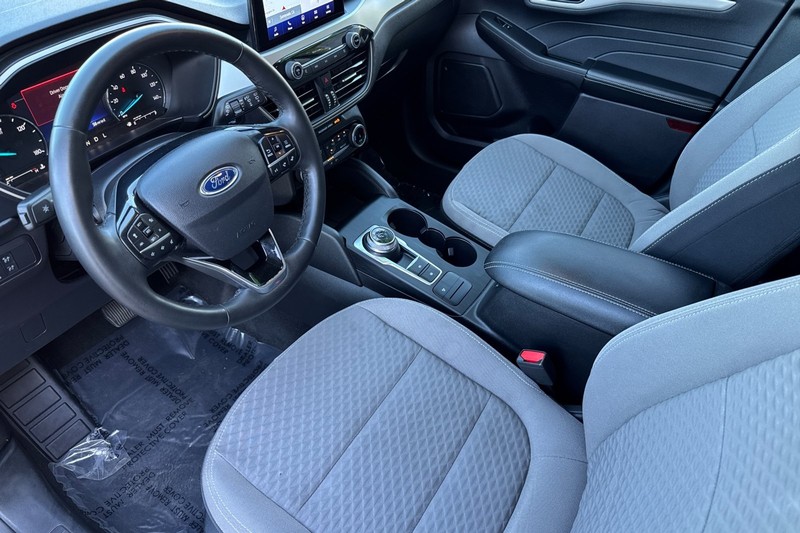 Ford Escape Vehicle Full-screen Gallery Image 11