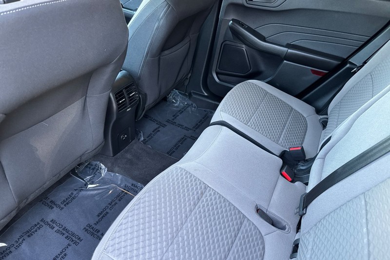 Ford Escape Vehicle Full-screen Gallery Image 13