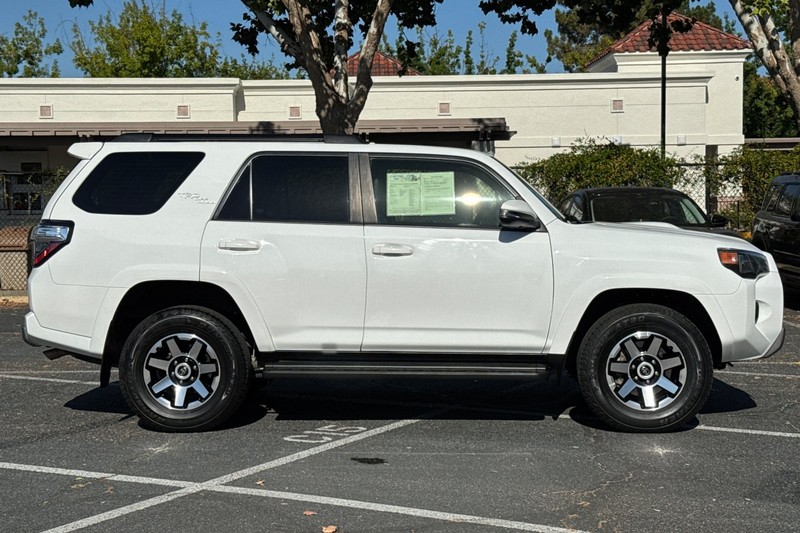 Toyota 4Runner Vehicle Full-screen Gallery Image 03