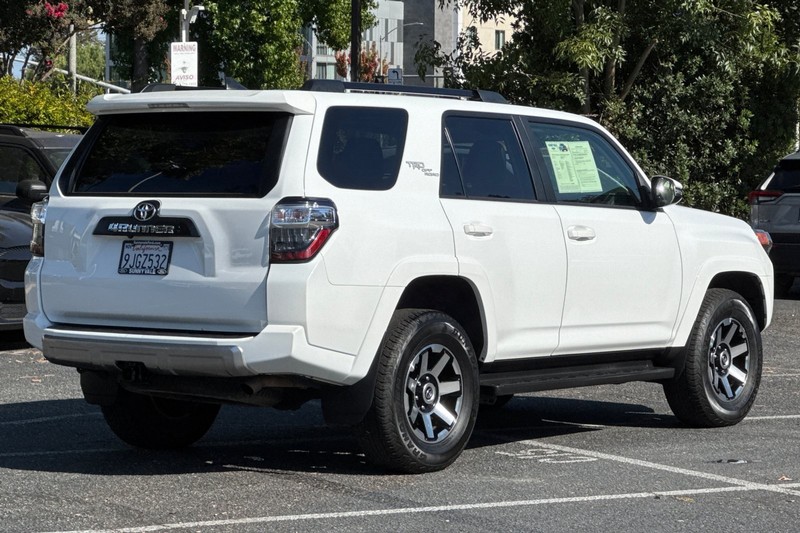 Toyota 4Runner Vehicle Full-screen Gallery Image 04
