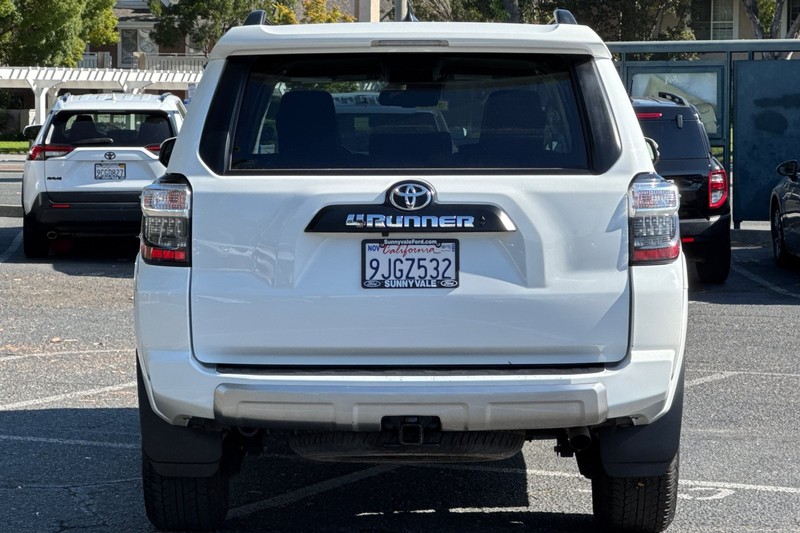 Toyota 4Runner Vehicle Full-screen Gallery Image 05
