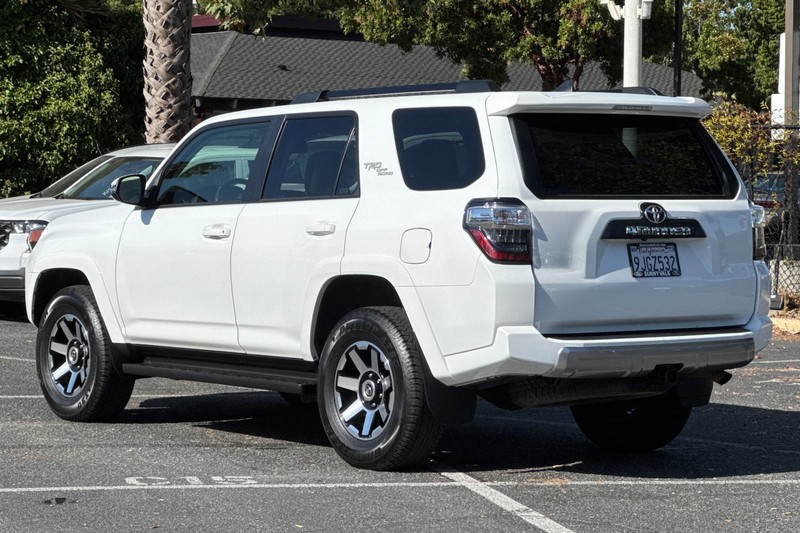 Toyota 4Runner Vehicle Full-screen Gallery Image 06