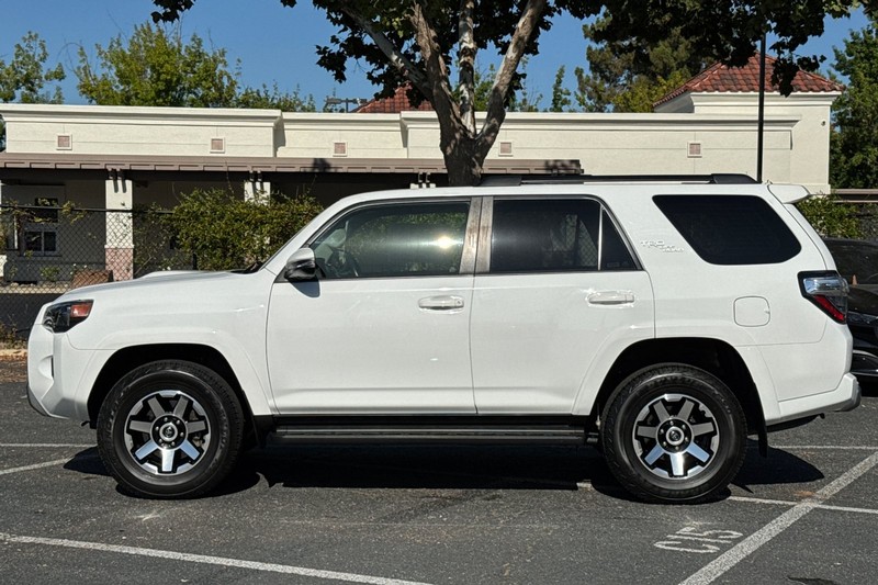 Toyota 4Runner Vehicle Full-screen Gallery Image 08