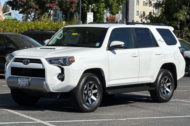 Toyota 4Runner Vehicle Full-screen Gallery Image 09