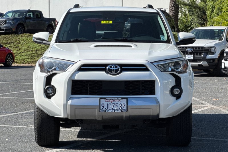 Toyota 4Runner Vehicle Full-screen Gallery Image 10