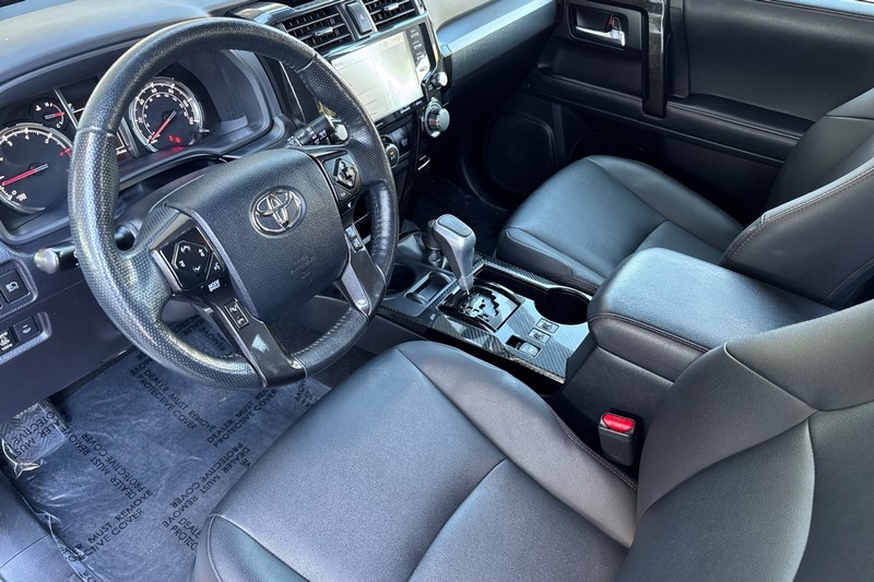 Toyota 4Runner Vehicle Full-screen Gallery Image 11