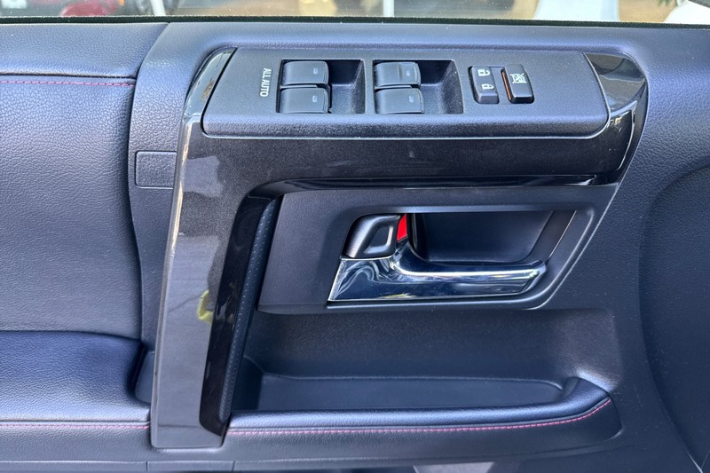 Toyota 4Runner Vehicle Full-screen Gallery Image 12