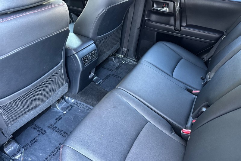 Toyota 4Runner Vehicle Full-screen Gallery Image 13