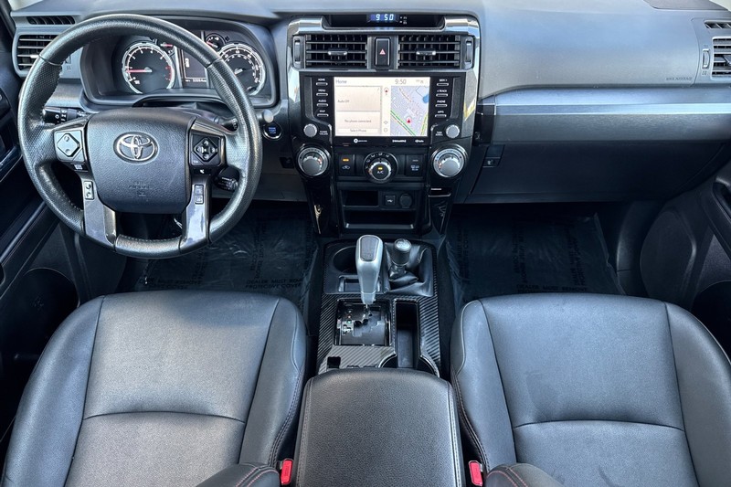 Toyota 4Runner Vehicle Full-screen Gallery Image 14