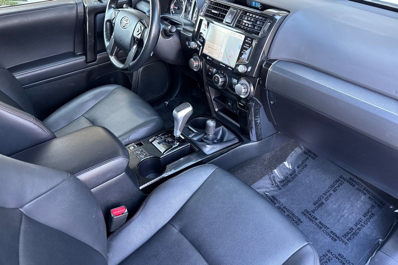 Toyota 4Runner Vehicle Full-screen Gallery Image 16