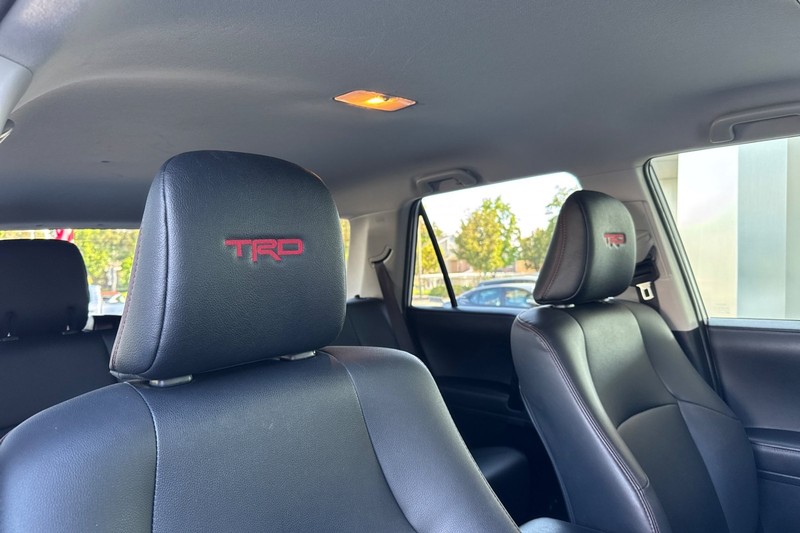 Toyota 4Runner Vehicle Full-screen Gallery Image 17